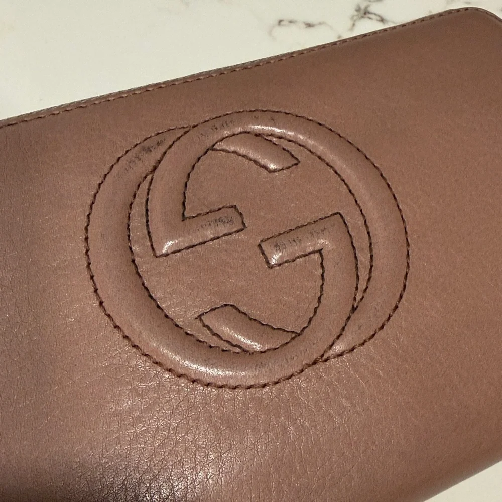 Gucci Mauve Leather Zip-Around Wallet with Embossed GG